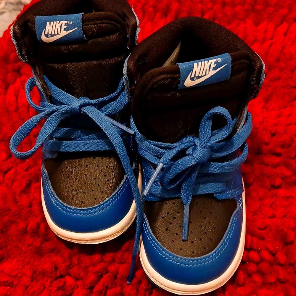 Nike sneakers. size 8c (toddler)